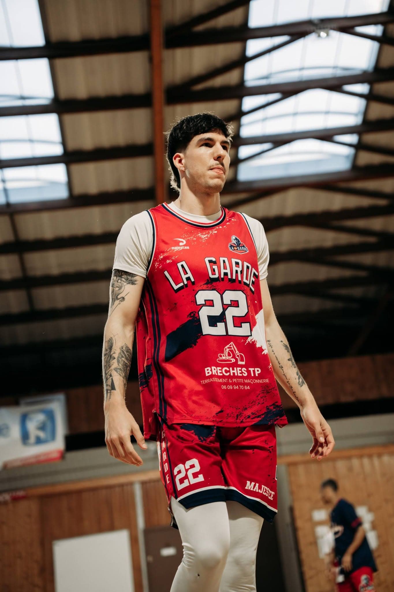 Joueur du BCLG portant le maillot floqué La Garde et le sponsor Breches TP